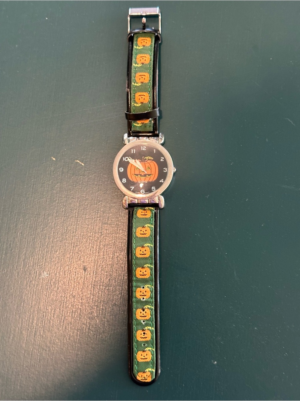 Halloween Pumpkin Face Analog Wristwatch - Green Strap